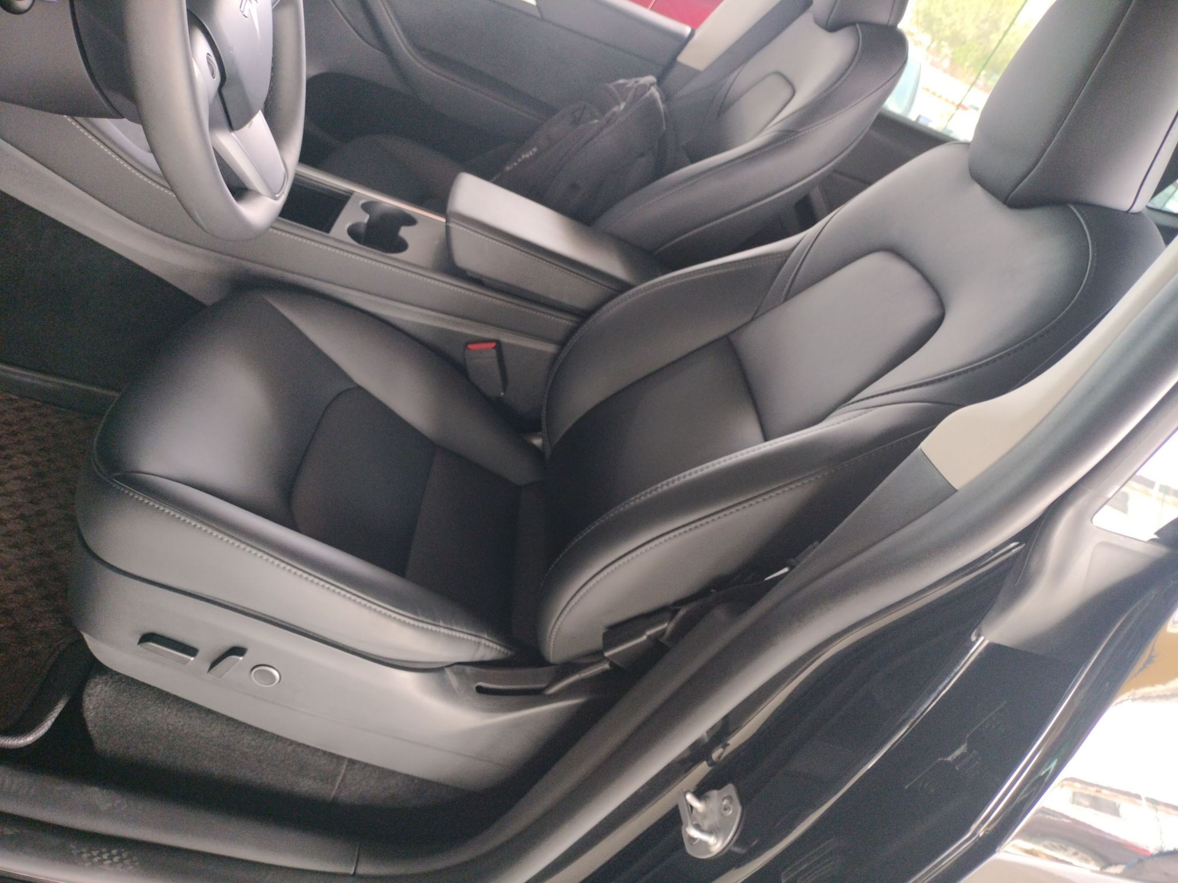 Переднее сиденье в автомобиле