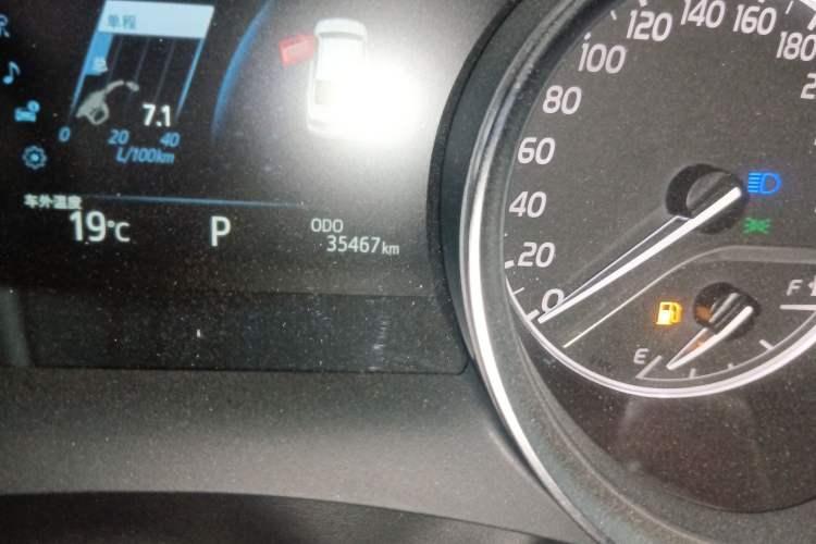 Used Toyota Camry 2021 2.0G Luxury Edition Odometer Close Up