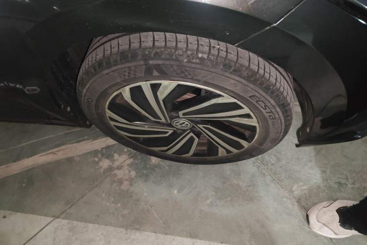 Used Volkswagen Sagitar 2021 280TSI DSG Luxury Smart Connectivity Edition Right Front Wheel Hub