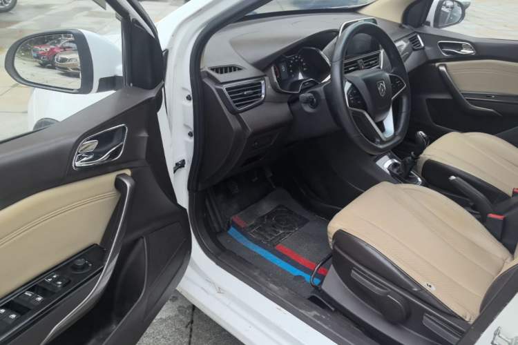 Used Baojun 310W 2017 1.5L Manual Fashion Model China V
