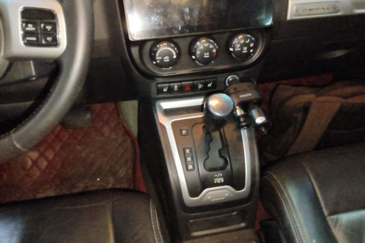Used Jeep Compass 2014 Revised Version 2.4L Four-Wheel Drive Luxury Edition Gear Lever