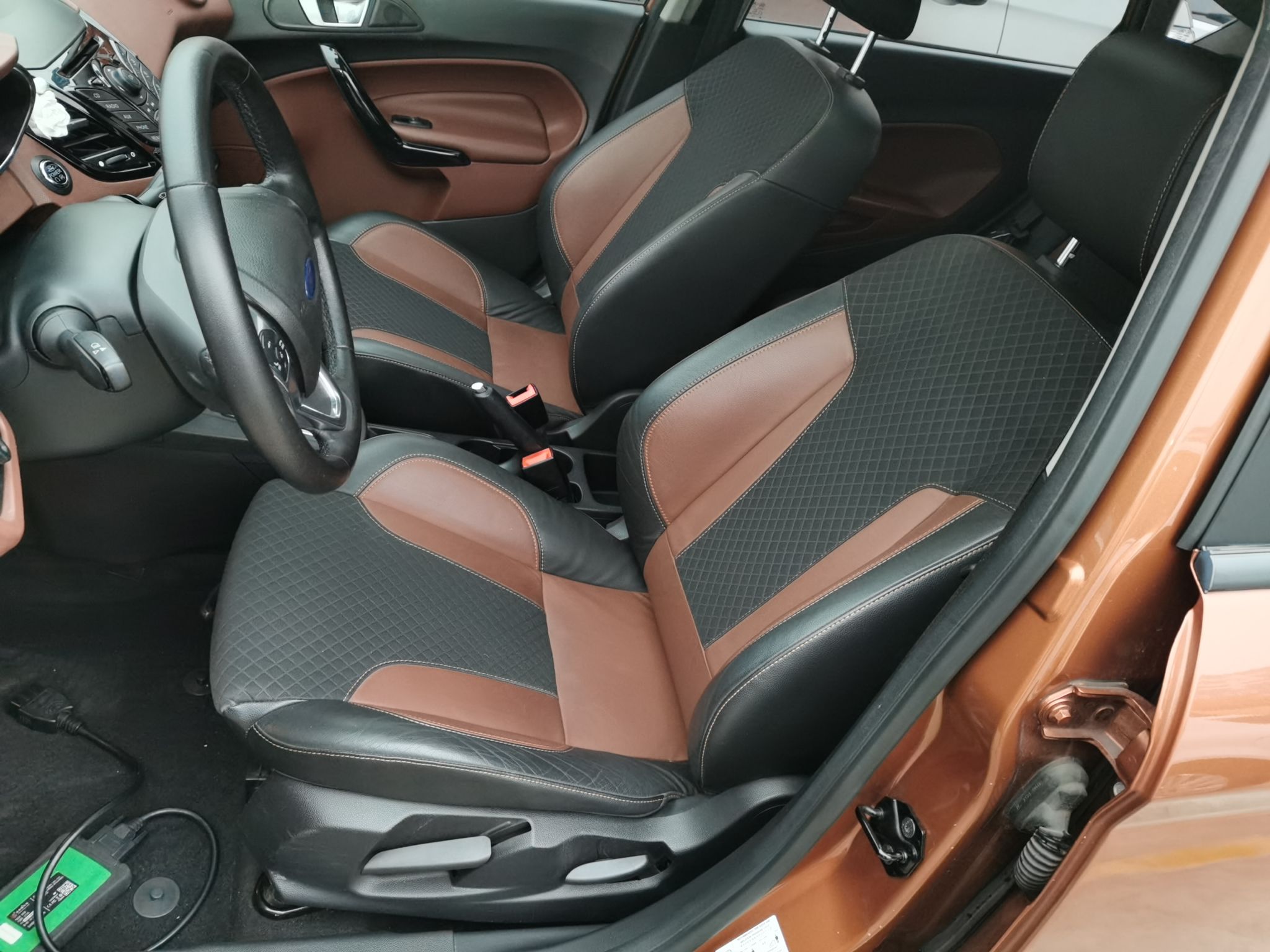 المقاعد الأمامية داخل السيارة