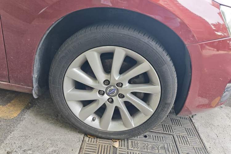 Used Volvo S60 2014 S60L 2.0T Zhiyuan Edition Right Front Wheel Hub