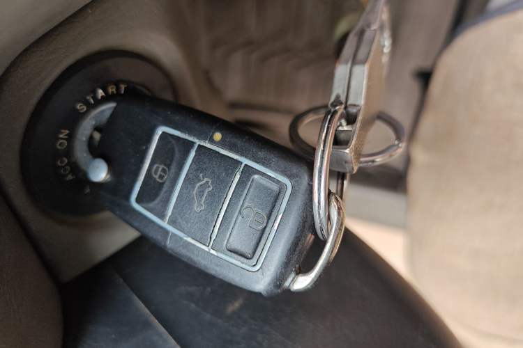 Used Huatai Santa Fe Classic 2012 2.0L Gasoline Manual Two-Wheel Drive with Sunroof