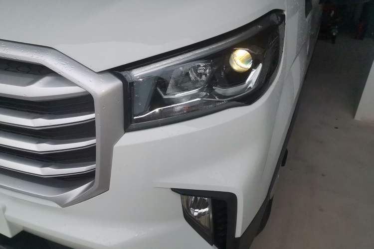 Used SAIC MAXUS Xintu V90 2022 2.0T Manual Zhiyun King Rear-Drive Long Wheelbase High-Roof with Single Rear Tire—6/7 Seats