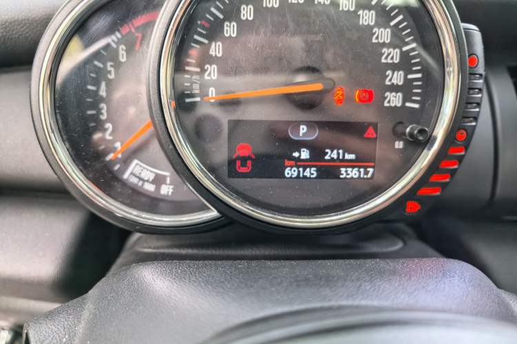 Used MINI 2014 1.2T ONE+ Odometer Close Up