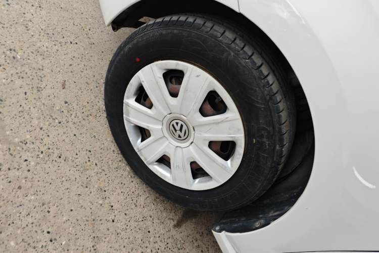 Used Volkswagen Polo 2016 1.4L Manual Fashion Model Left Front Wheel Hub