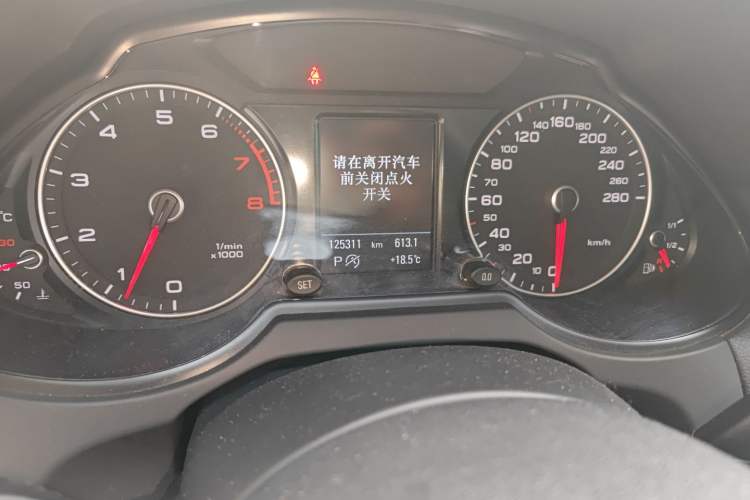 Used Audi Q5 2017 40 TFSI Comfort Model Odometer Close Up