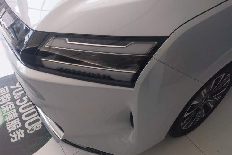 Used Wuling Starlight 730 2025 Model Pure Electric 500km Luxury Edition Left Front Headlight