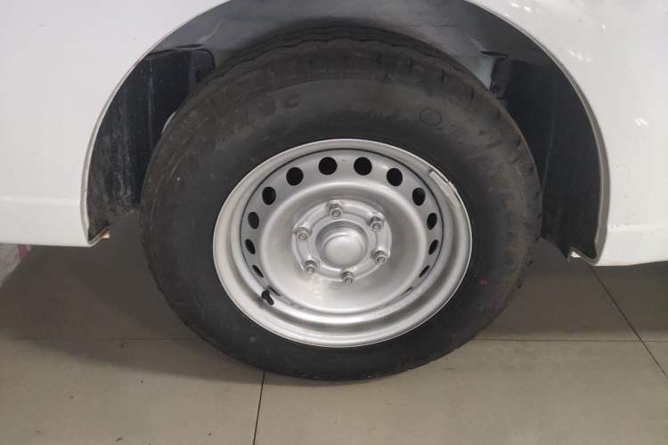 Used Wuling Yangguang 2024 300km Comfort-Grade Passenger Van 60kW Right Rear Wheel Hub
