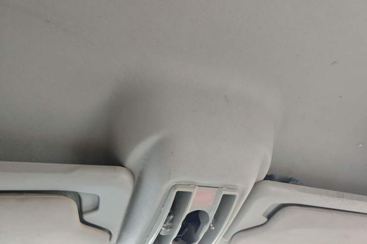 Used SAIC MAXUS Xintu V80 2017 2.5T 5-Speed Manual Aoyuntong National V Short Wheelbase Mid-Roof 5/6/10-Seater
