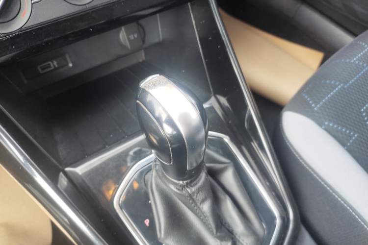 Used Jetta VS5 2019 280TSI Automatic Trend Model Gear Lever
