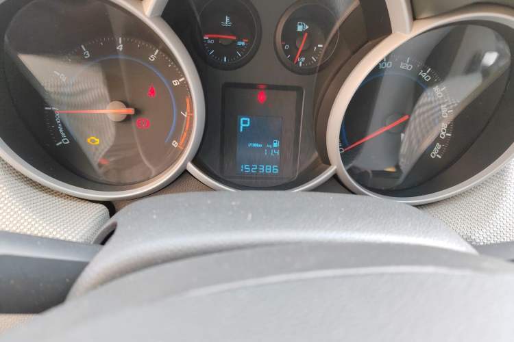 Used Chevrolet Cruze 2009 1.8L SE AT Odometer Close Up