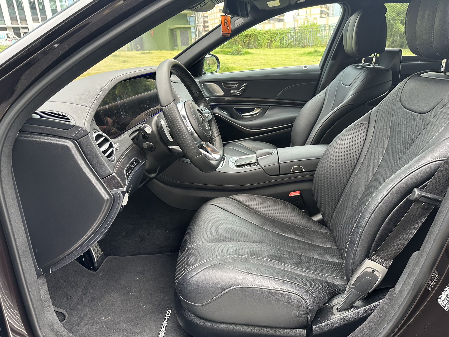 Переднее сиденье в автомобиле