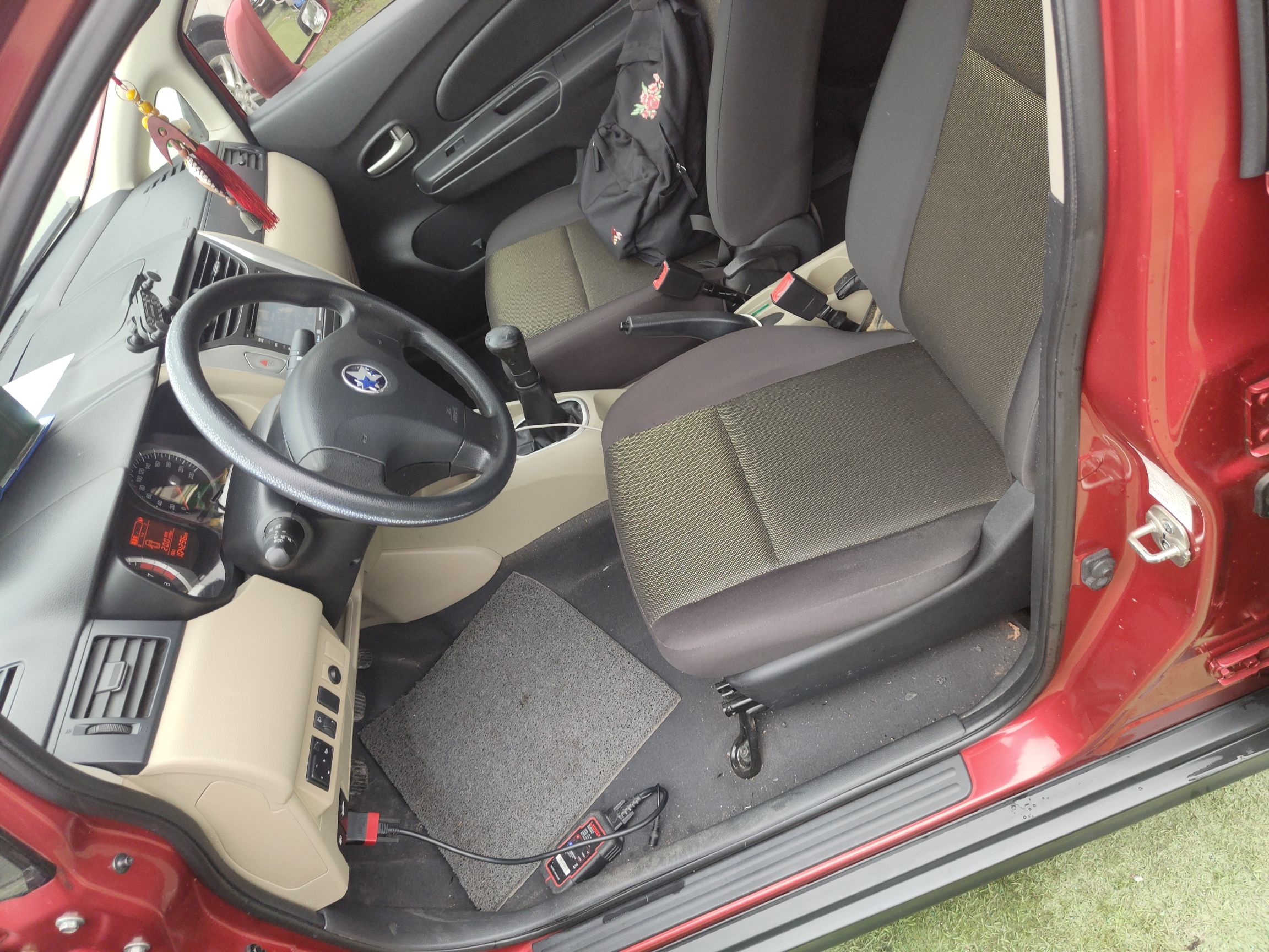 المقاعد الأمامية داخل السيارة