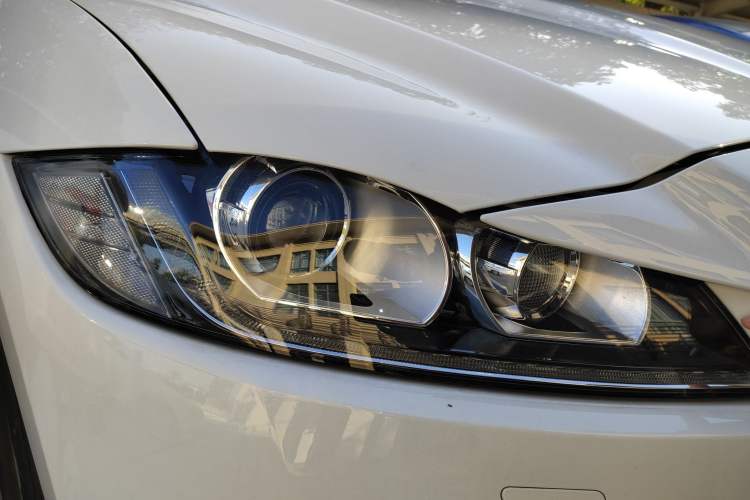 Used Jaguar F-PACE 2018 2.0T Four-Wheel Drive Urban Luxury Edition Right Front Headlight