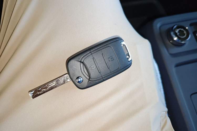 Used Wuling Yangguang 2024 300KM Comfort Version Passenger Van 75kW