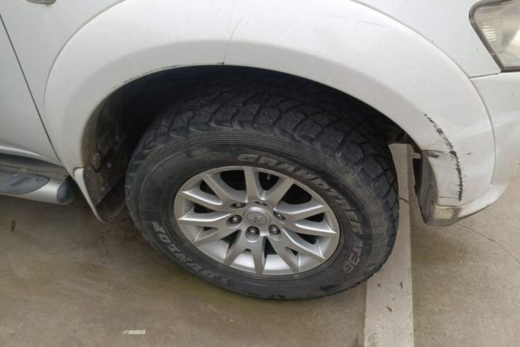 Used Mitsubishi Pajero Sport 2013 3.0L Automatic 4x4 Executive Edition Right Front Wheel Hub