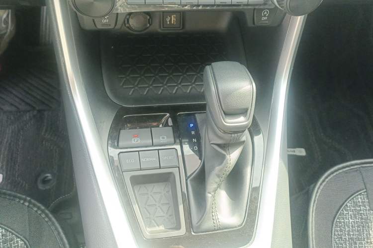 Used Toyota RAV4 2024 2.0L CVT Two-Wheel Drive Urban Edition
