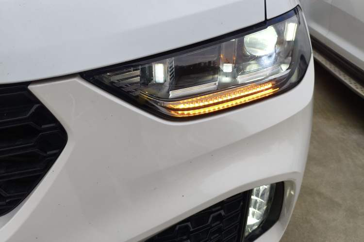 Used Wey VV5 2019 Upgraded Model 2.0T Two-Wheel Drive Ultra-Luxury Version China VI Standard Left Front Headlight