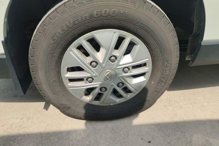 Used SAIC MAXUS Xintu V70 2025 2.0T Manual Long Wheelbase Mid-Height Luxury Version 9 Seats
