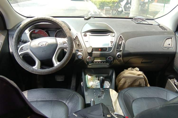 Used Hyundai ix35 2013 2.0L Automatic Two-Wheel Drive Smart GLS China IV Standard Center Console