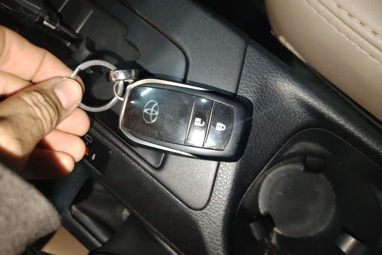 Used Toyota RAV4 2016 2.0L CVT Two-Wheel Drive Fashion Edition China V Standard Interior 1