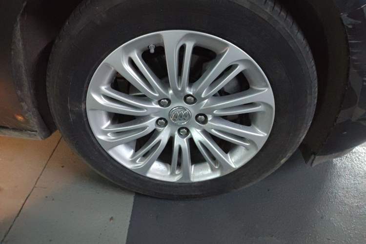 Used Buick LaCrosse 2016 20T Elite Edition Right Front Wheel Hub