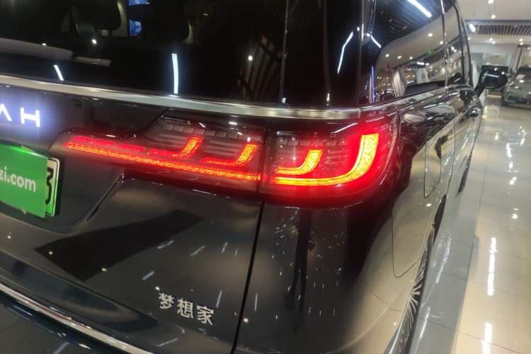 Used VOYAH Dream 2025 PHEV Four-Wheel Drive Prestige Kunpeng Edition Right Rear Taillight