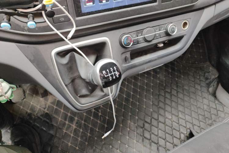 Used SAIC MAXUS Xintu V80 2024 Aotong Value Edition 6MT Long-Wheelbase Mid-Roof Model with 127 Ps Available in 6/7/8/9-Seater Configurations