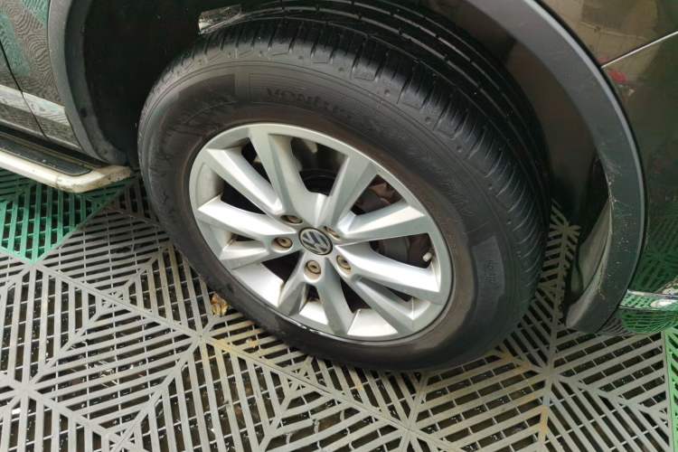 Used Volkswagen Touareg 2017 3.0 TSI Touareg Model Right Front Wheel Hub