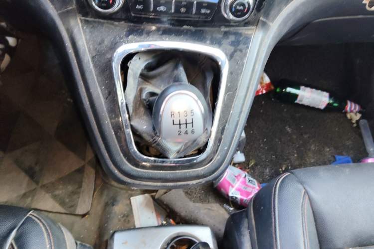 Used Haval H6 2015 Upgraded Model 1.5T Manual Two-Wheel Drive Elite Version Gear Lever