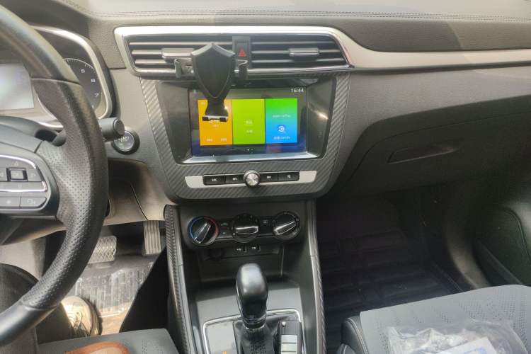 Used MG ZS 2019 1.5L Automatic Global Luxury Edition China VI Standard Audio And AC Panel