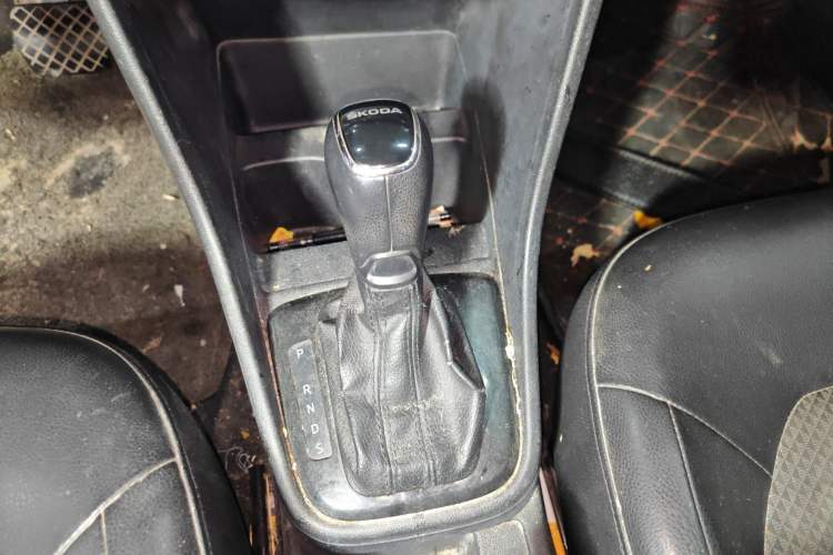 Used Skoda Rapid Spaceback 2014 1.6L Automatic Enjoyment Edition Gear Lever