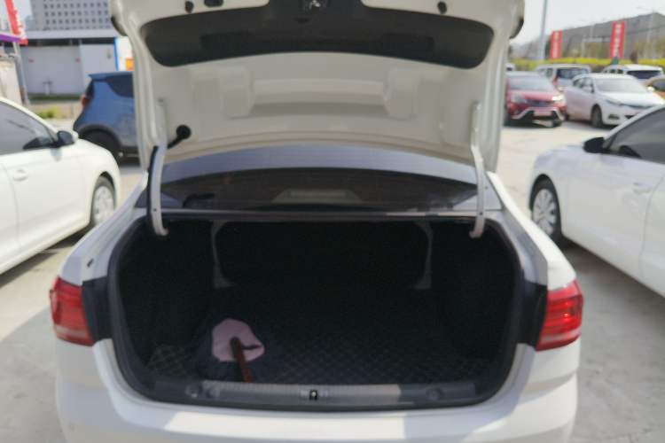 Used Volkswagen Lavida 2018 Classic 1.5L Automatic Fashion Edition China VI Standard Trunk