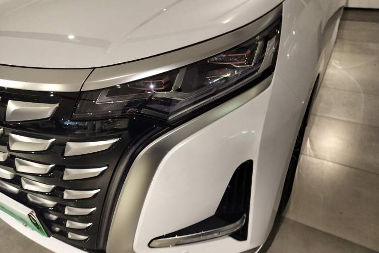 Used Denza D9 2022 DM-i 970 Four-Wheel Drive Flagship Model
