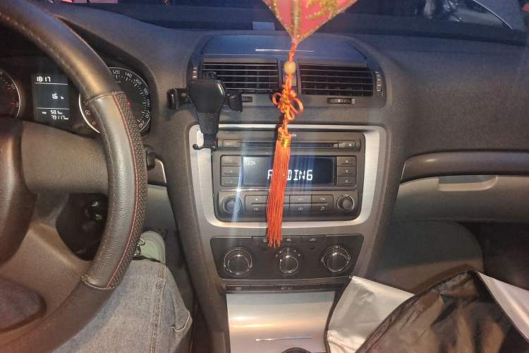 Used Skoda Octavia 2012 1.6L Manual Eado Edition Audio And AC Panel