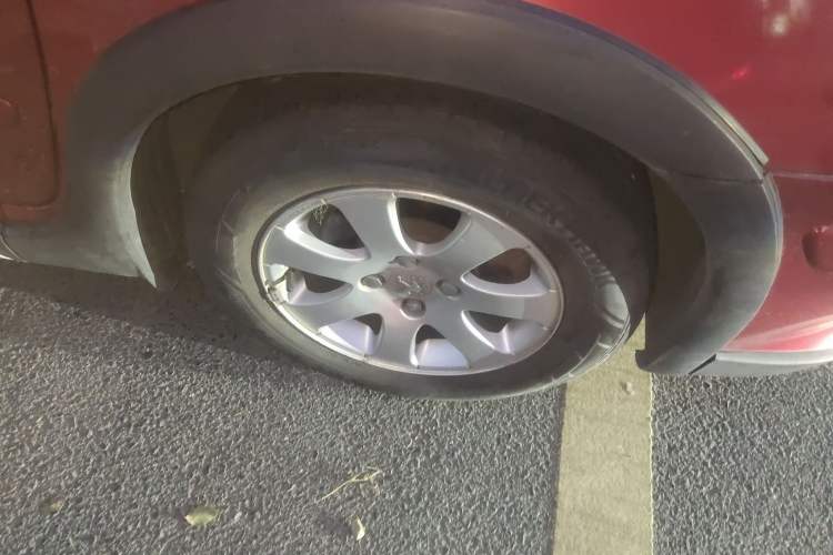 Used Peugeot 307 2012 Hatchback 1.6L Manual Comfort Edition Right Front Wheel Hub