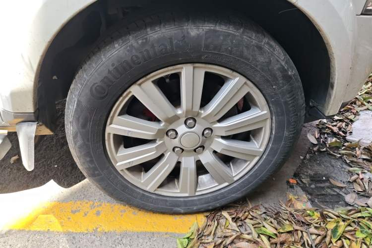 Used Land Rover Discovery 2014 3.0 SDV6 HSE Diesel Edition Right Front Wheel Hub