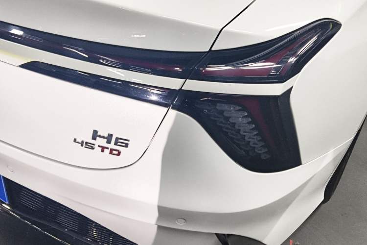 Used Hongqi H6 2023 2.0T ZhiShang Version Right Rear Taillight