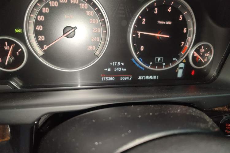 Used BMW X5 2015 xDrive28i Odometer Close Up