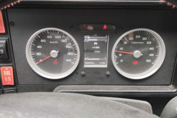 Used Iveco Daily 2021 2.8T V35 VAN厢式 Delivery Van 3-Seater Short Wheelbase Mid-Roof Design with Dual Tires and Side Sliding Doors
