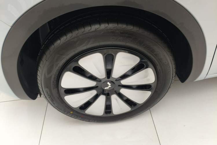 Used Wuling Bingo 2025 333 km Lingxi Deluxe Edition Left Front Wheel Hub