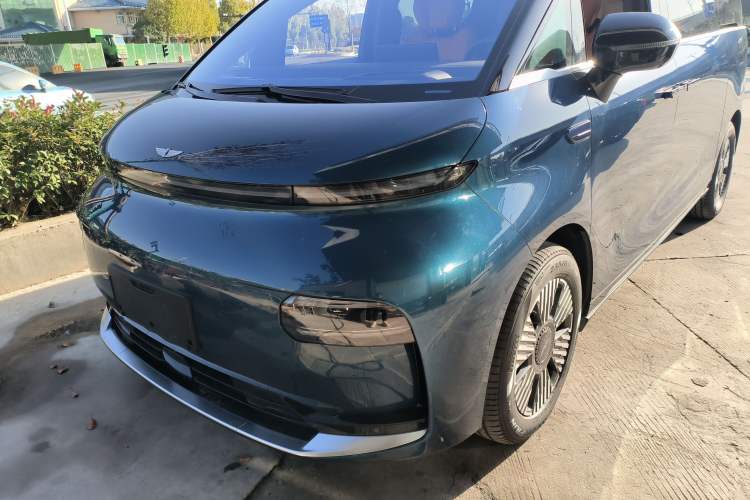 Used Geely Galaxy LEVC L380 2024 140-Degree 6-Seater All-Wheel-Drive Ultra