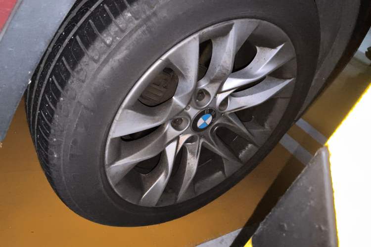 Used BMW X1 2015 xDrive20i Fashion Model Right Front Wheel Hub