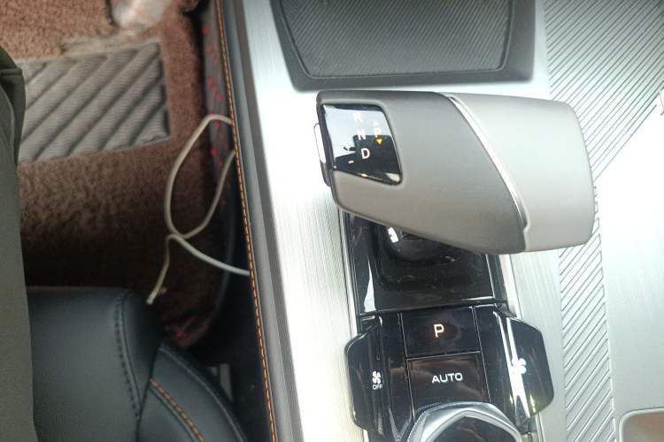 Used CHANGAN OSHAN Z6 2023 Blue Whale 1.5T DCT Smart-Led City Edition Gear Lever