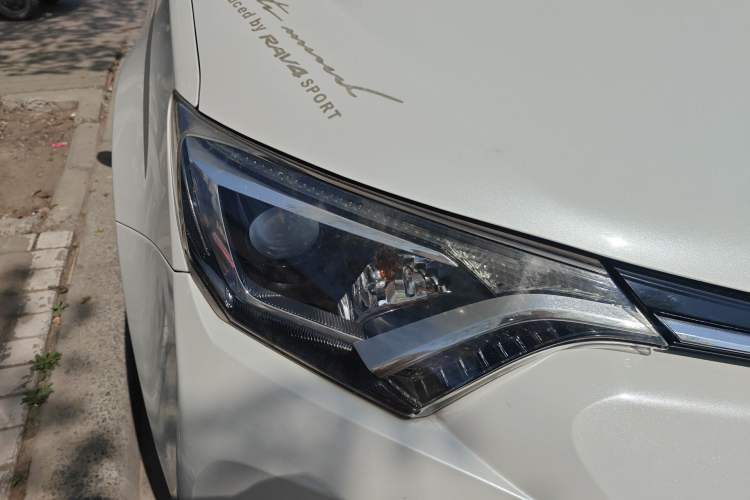 Used Toyota RAV4 2019 2.0L CVT Two-Wheel Drive Luxury Version China VI Standard