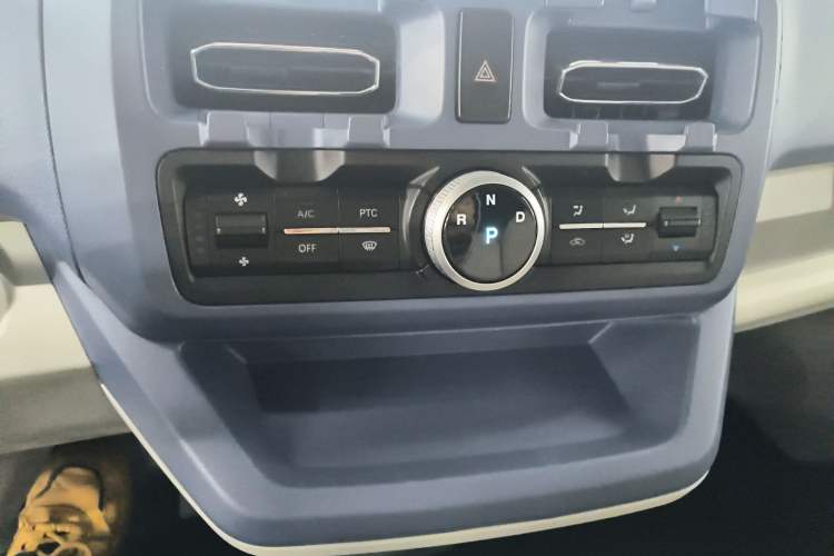 Used SRM New Energy E3L 2024 Luxury 6-Seater Bus Gear Lever