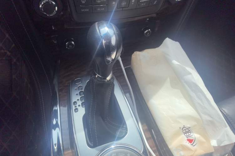 Used Nissan Patrol 2018 5.6L Standard Version Gear Lever