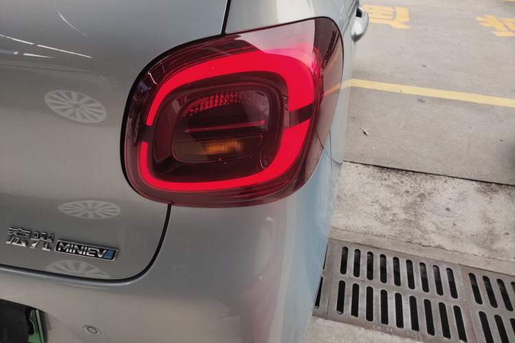 Used Wuling Hongguang MINIEV 2025 Four-Door Version Advanced Edition Right Rear Taillight